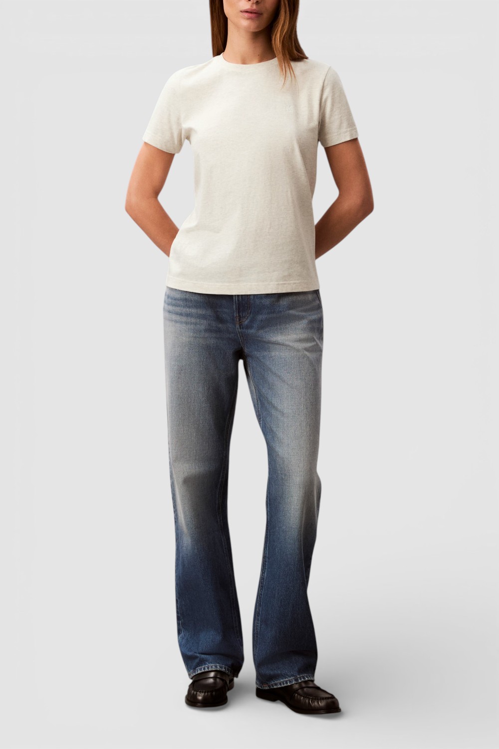 תמונת כל הלוק של חולצת טי בגזרה ישרה